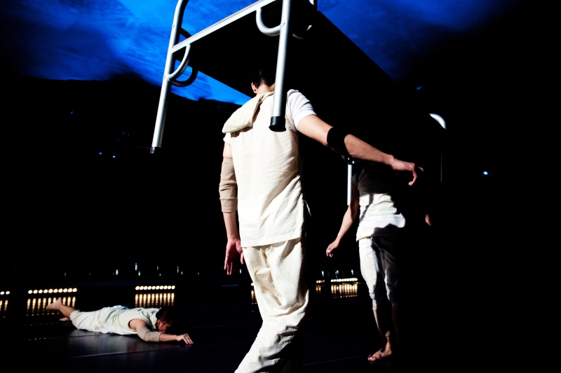 驫舞劇場「2010全新製作《我》台南巡演」演出照片（攝影：陳長志，舞者：黃健瑋、陳武康、張子凌）